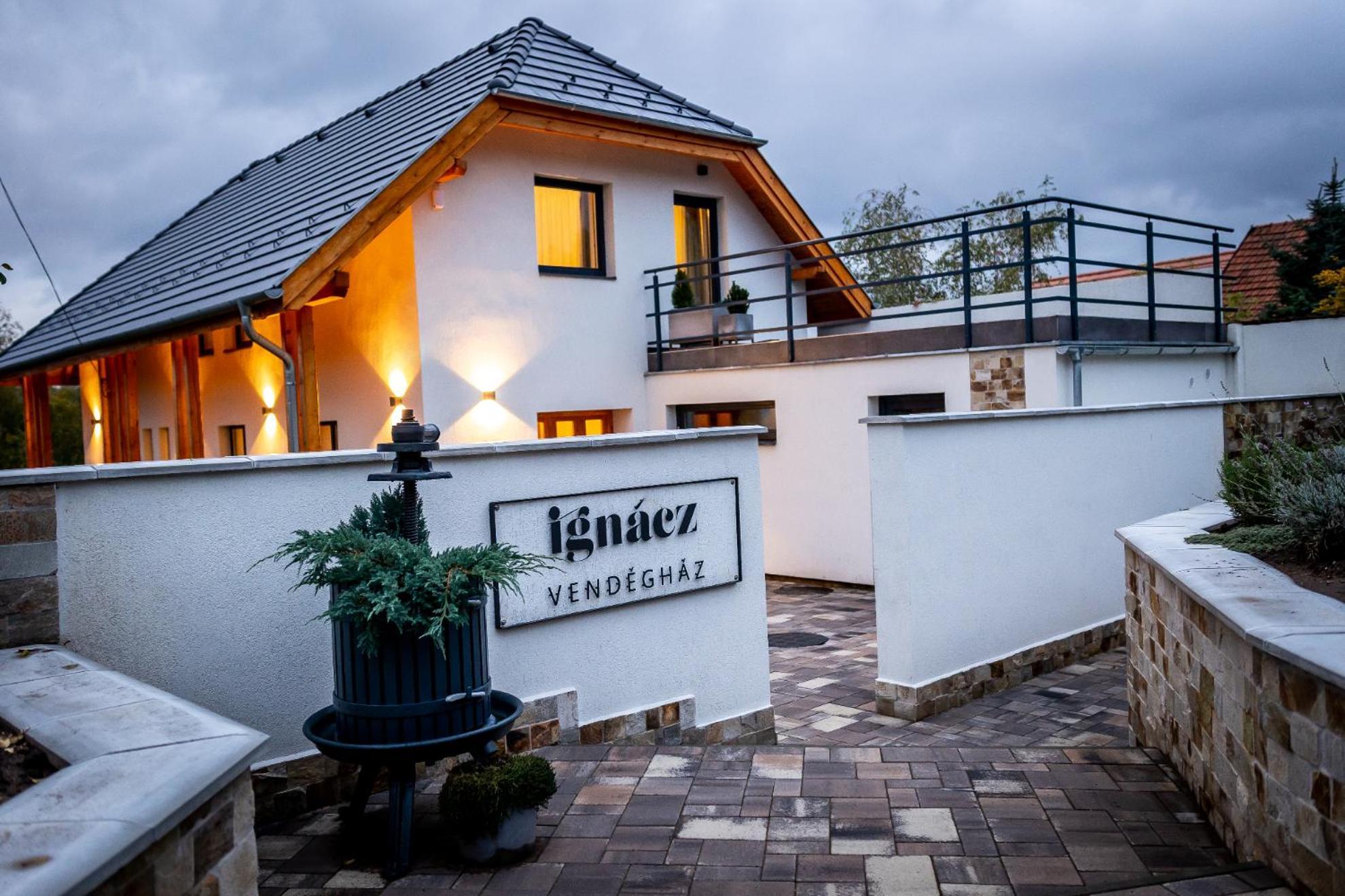 Ignacz Vendeghaz Hotel Pálosvörösmart Eksteriør billede
