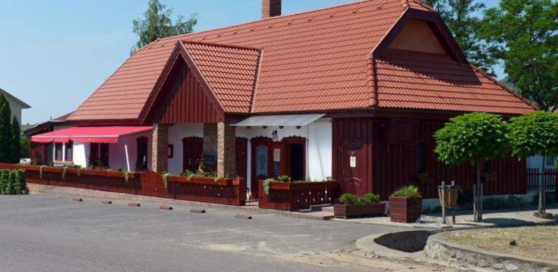 Ignacz Vendeghaz Hotel Pálosvörösmart Eksteriør billede